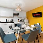 Modern & Cozy Studio Just Steps From Hyde Park