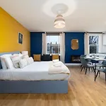 Modern & Cozy Studio Just Steps From Hyde Park