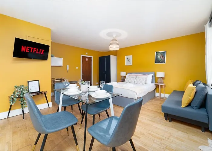 Modern & Cozy Studio Just Steps From Hyde Park