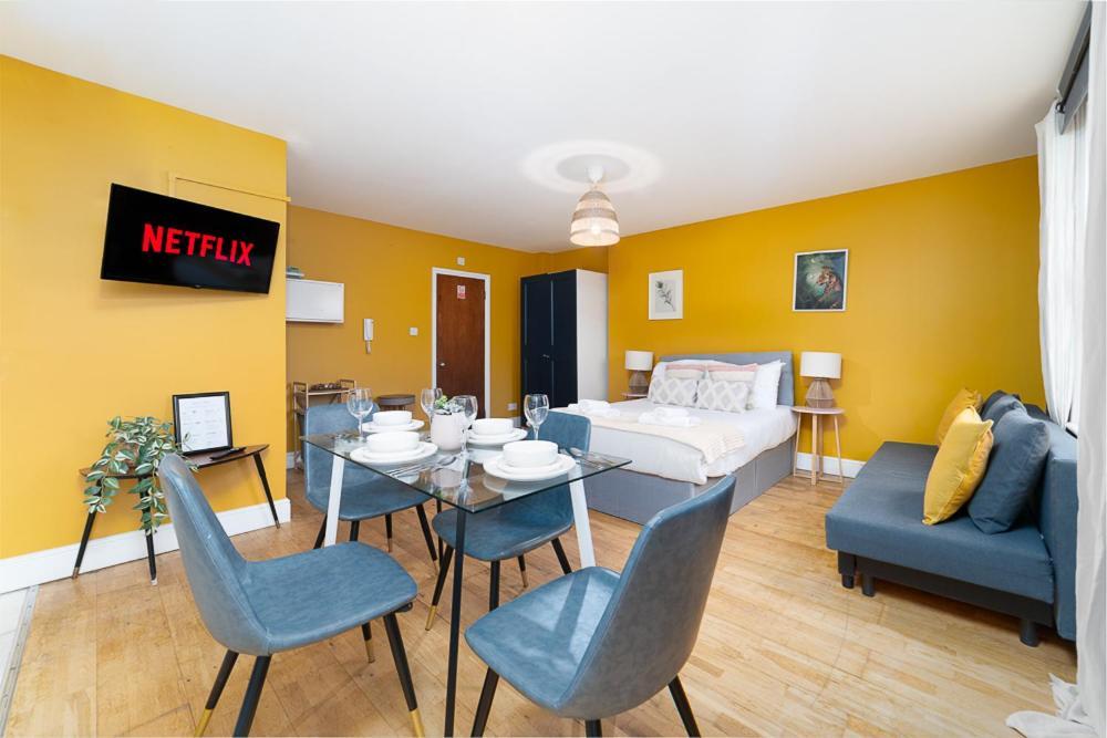 Modern & Cozy Just Steps From Hyde Park *